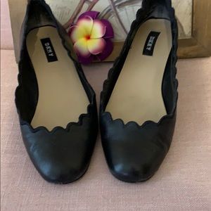 💛 DKNY black scalloped flats